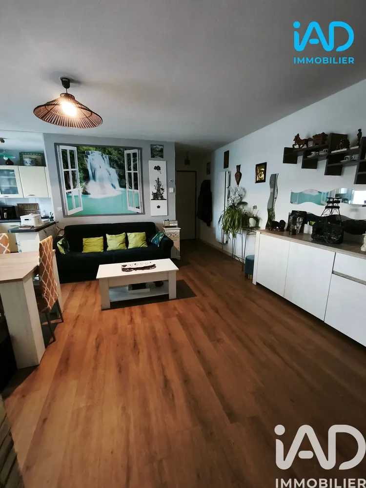 Obývací pokoj; moderní styl, dřevěná podlaha, přirozené světlo