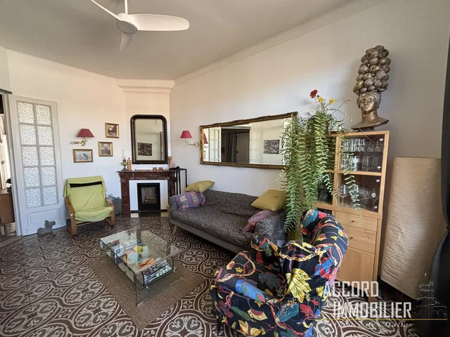Living room; fireplace, rustic style, natural light