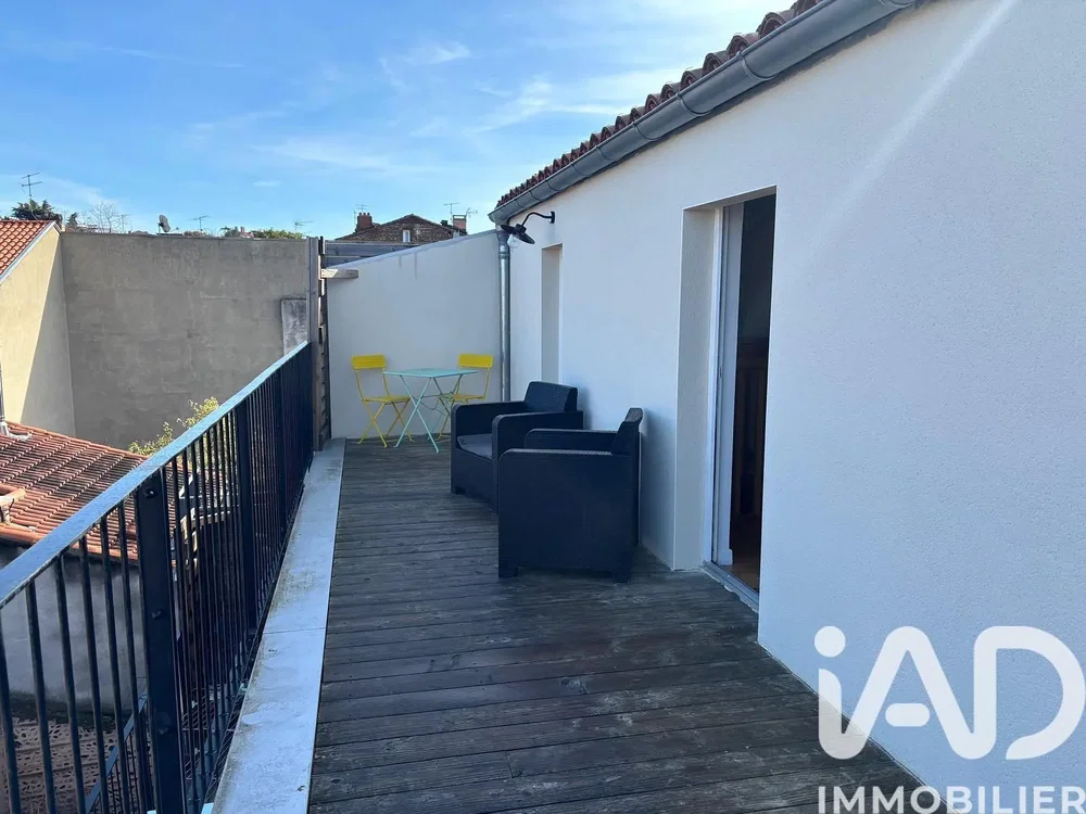 Teras; ahşap zemin, doğal ışık, modern stil