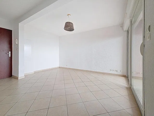 Inne; podłoga z płytek, światło dzienne