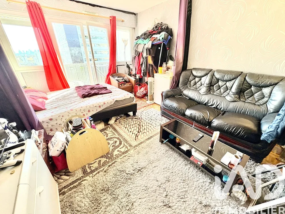 Chambre; lumière naturelle, nécessite rénovation