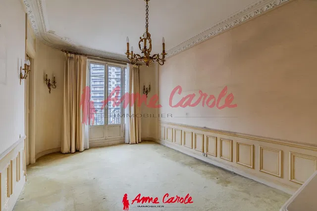 Komora; vysoké stropy, přirozené světlo, rustikální styl