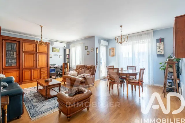 Хол; дървен под, естествена светлина, селски стил