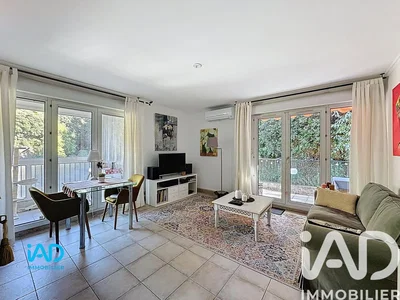 Дневна соба; поглед, плочице, природно светло