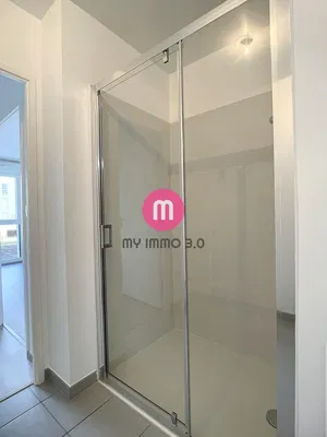 Banyo; fayans zemin, doğal ışık, tadilatlı