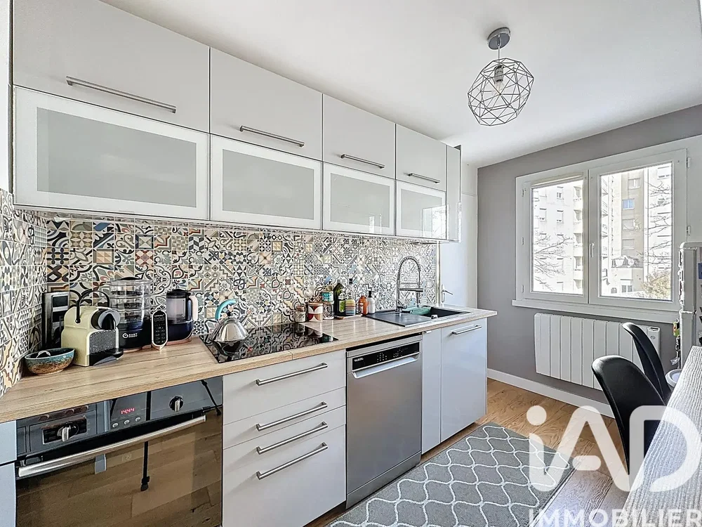 Mutfak; mutfak aletleri, modern stil, doğal ışık, manzara