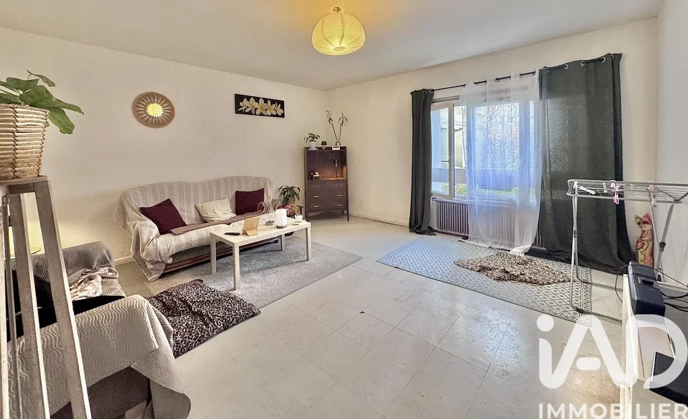 Salón; luz natural, estilo moderno