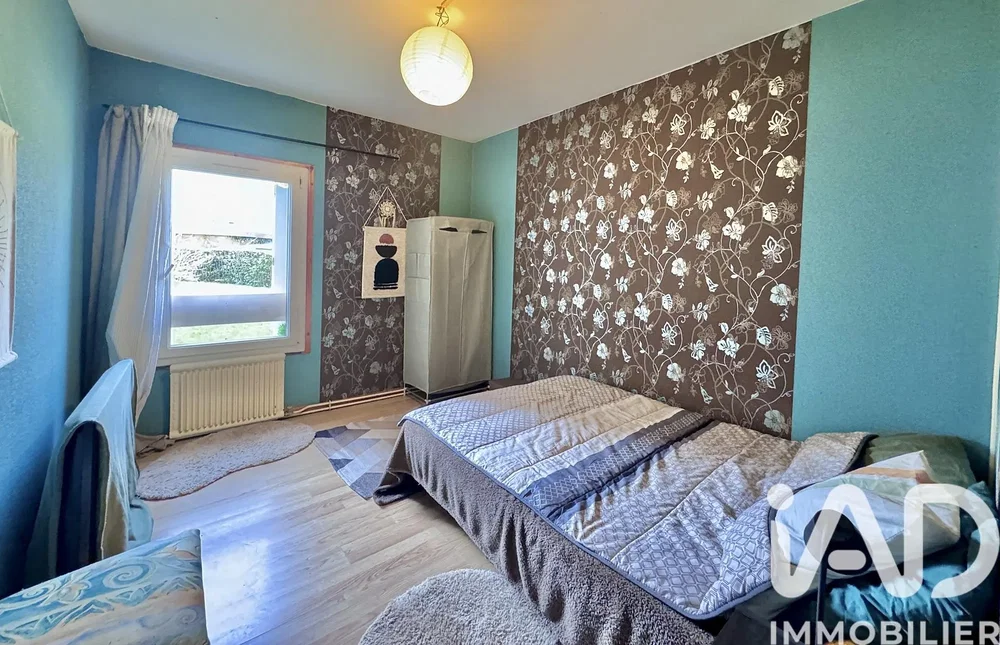 Dormitorio; luz natural, suelo de madera
