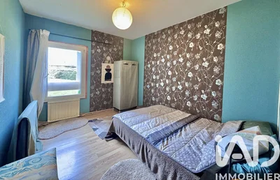 Dormitorio; luz natural, suelo de madera
