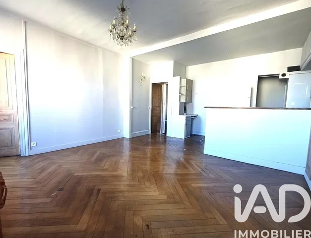 Σαλόνι; ξύλινο πάτωμα, φυσικό φως