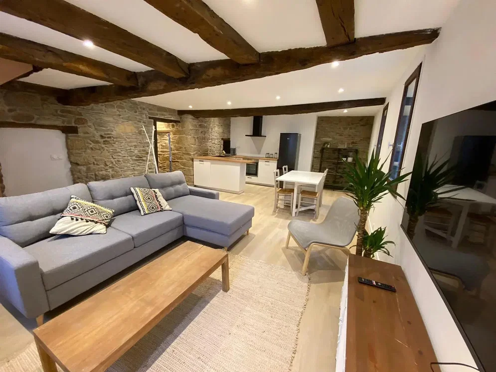 Oturma odası; ahşap kirişler, doğal ışık, modern stil