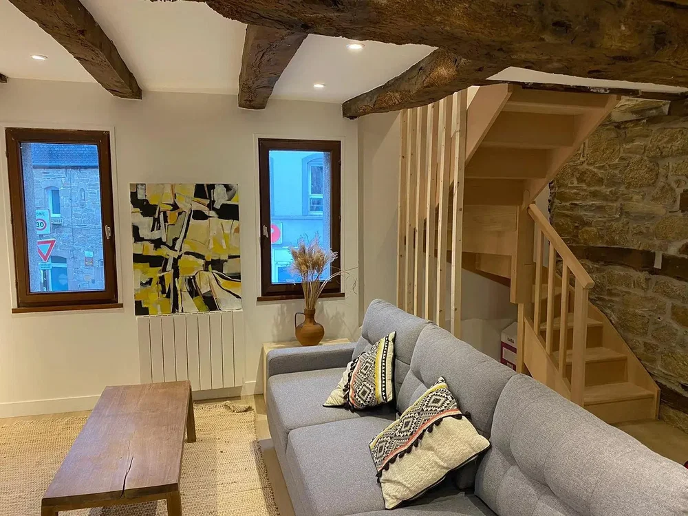 Oturma odası; ahşap kirişler, doğal ışık, modern stil