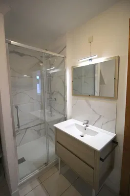 Banyo; fayans zemin, tadilatlı, doğal ışık, modern stil