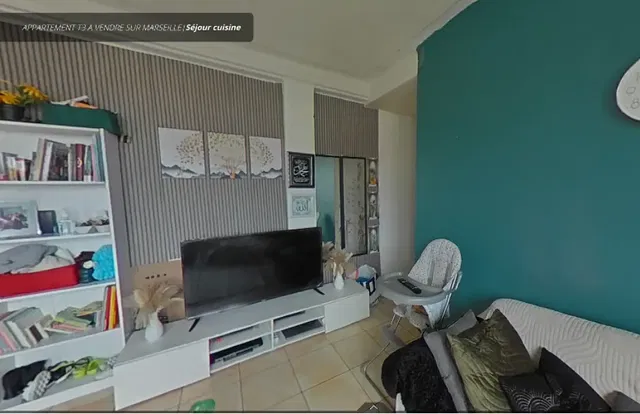 Salon; podłoga z płytek, światło dzienne