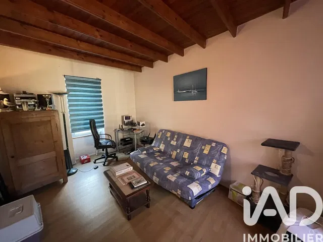 Living room; wood beams, wood floor
