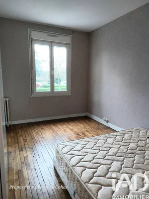 Спаваћа соба; дрвени под, природно светло, поглед