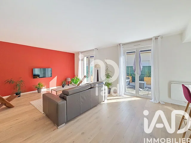Obývací pokoj; přirozené světlo, dřevěná podlaha, moderní styl