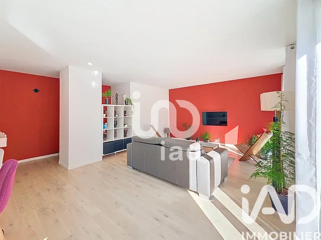 Obývací pokoj; dřevěná podlaha, přirozené světlo, moderní styl