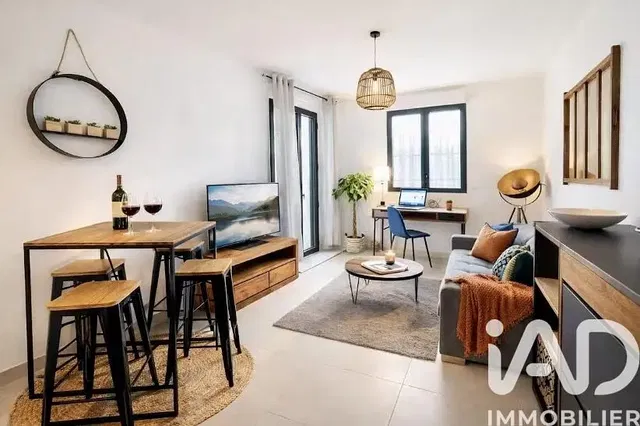 Living room; modern style, natural light, wood floor