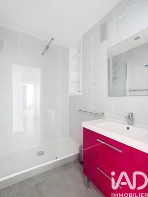 Badezimmer; fliesenboden, renoviert, tageslicht, moderner stil