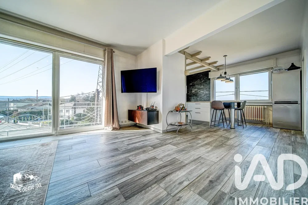 Salón; vista, suelo de baldosas, luz natural, estilo moderno