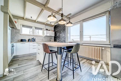 Cocina; vista, vigas de madera, suelo de baldosas, luz natural, estilo moderno