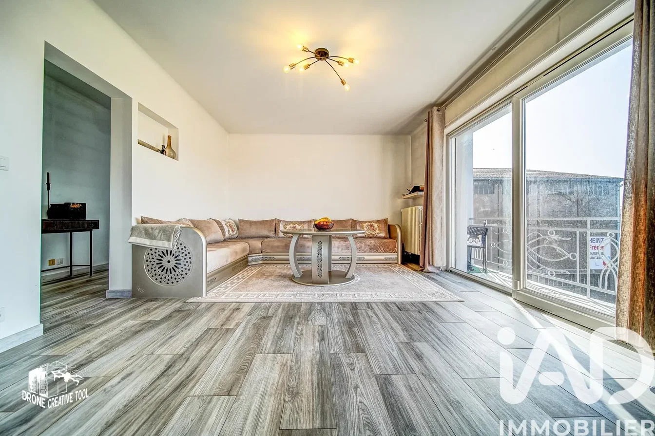 Salón; luz natural, vista, suelo de madera