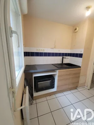 Mutfak; mutfak aletleri, fayans zemin, doğal ışık