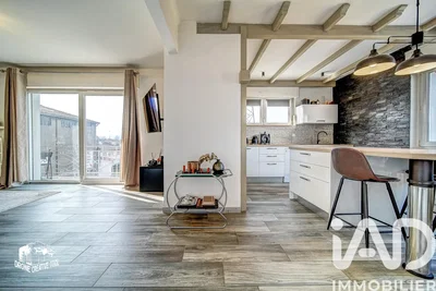 Cocina; vista, suelo de baldosas, luz natural, estilo moderno