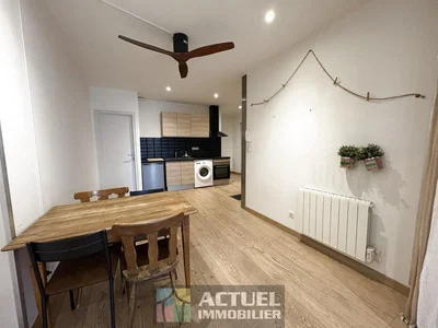 Кухиња; дрвени под, модерни стил, природно светло, кухињски апарати