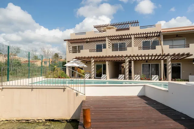 House and surroundings; view, natural light
