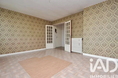 Salon; carrelage, nécessite rénovation