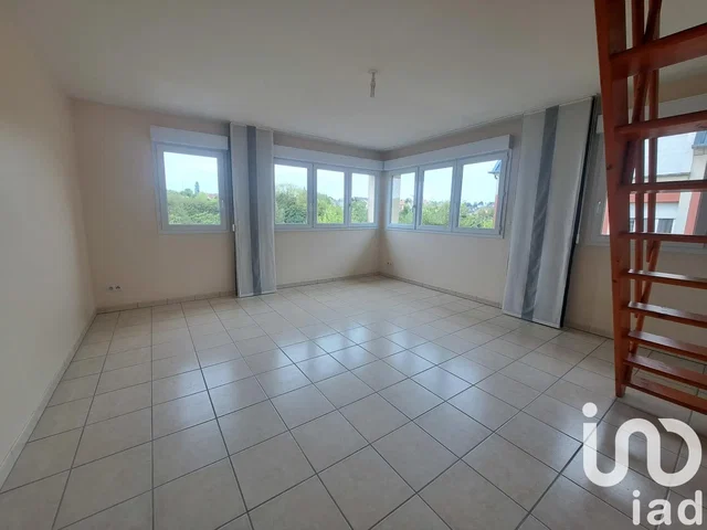 Woonkamer; tegelvloer, uitzicht, natuurlijk licht