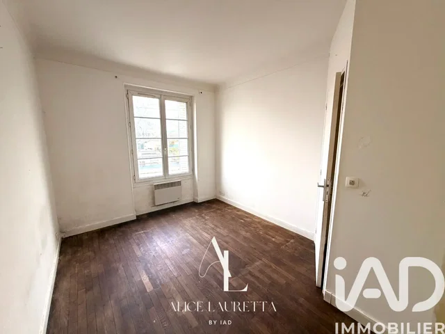 Bedroom; wood floor, natural light