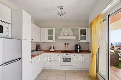 Кухиња; кухињски апарати, поглед, природно светло