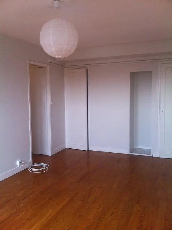 Spavaća soba; drveni pod, prirodno svjetlo