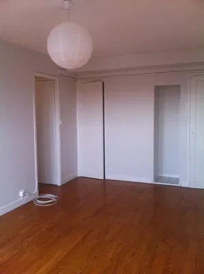 Spavaća soba; drveni pod, prirodno svjetlo