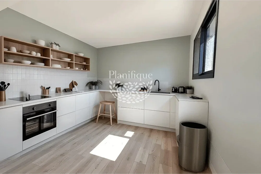 Kuchyně; kuchyňské spotřebiče, dřevěná podlaha, přirozené světlo, moderní styl