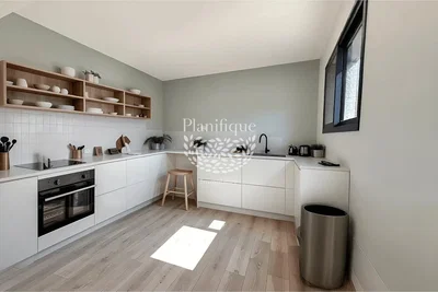 Kuchyně; kuchyňské spotřebiče, dřevěná podlaha, přirozené světlo, moderní styl