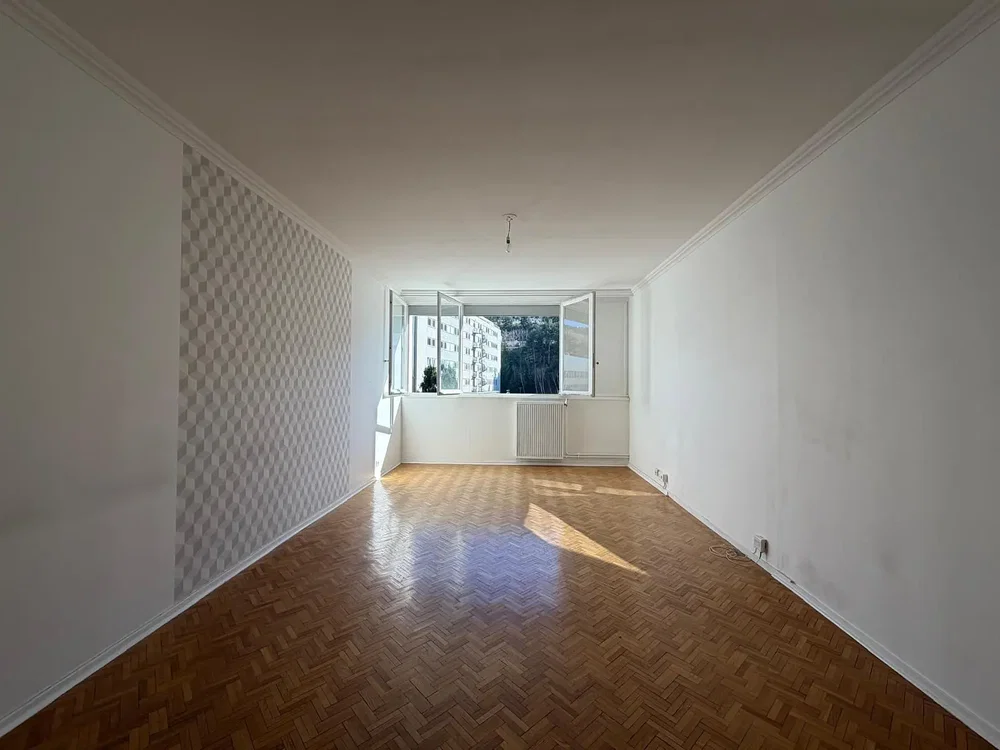 Salon; parquet, lumière naturelle, vue