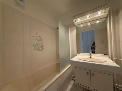Salle de bain; carrelage, lumière naturelle