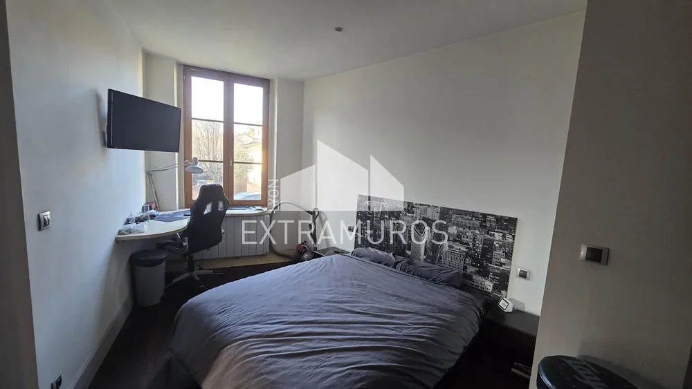 Ložnice; přirozené světlo, moderní styl
