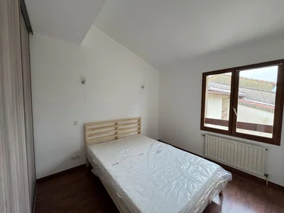 Ložnice; přirozené světlo, dřevěná podlaha