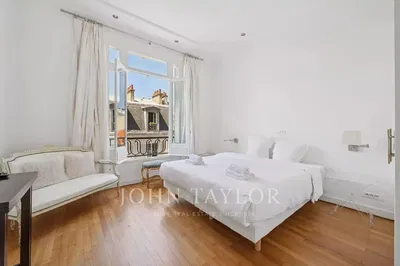 Yatak odası; manzara, ahşap zemin, doğal ışık, modern stil