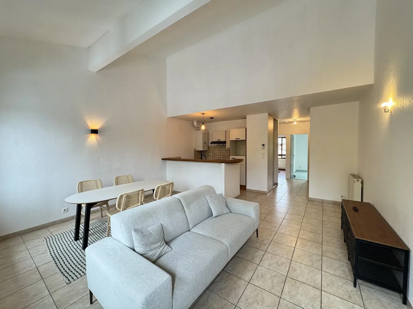 Obývací pokoj; dlažba, přirozené světlo