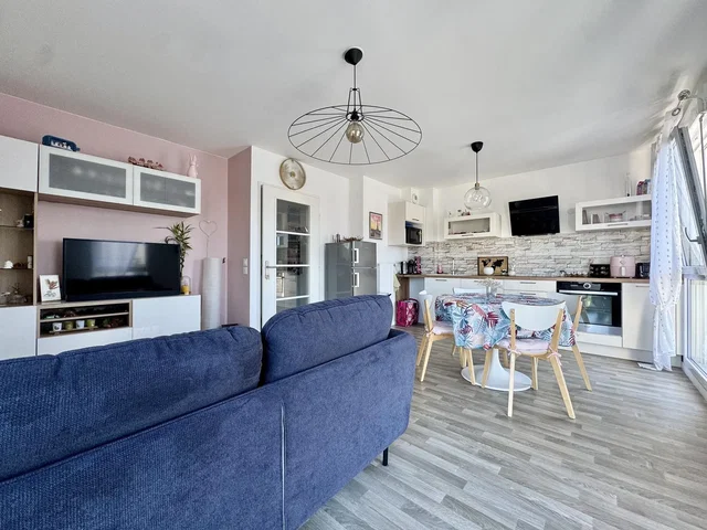 Soggiorno; luce naturale, stile moderno, pavimento in piastrelle