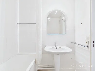 Banyo; fayans zemin, doğal ışık, tadilatlı