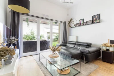 Oturma odası; manzara, doğal ışık, modern stil, ahşap zemin
