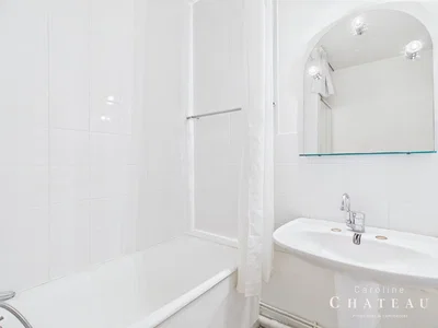 Banyo; fayans zemin, tadilatlı, doğal ışık, modern stil