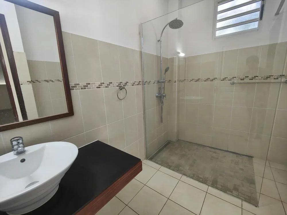 Badezimmer; fliesenboden, tageslicht